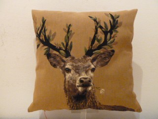 COUSSIN TOILE TETE DE CERF TOURNEE + FEUILLAGE