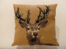 COUSSIN TOILE TETE DE CERF TOURNEE + FEUILLAGE